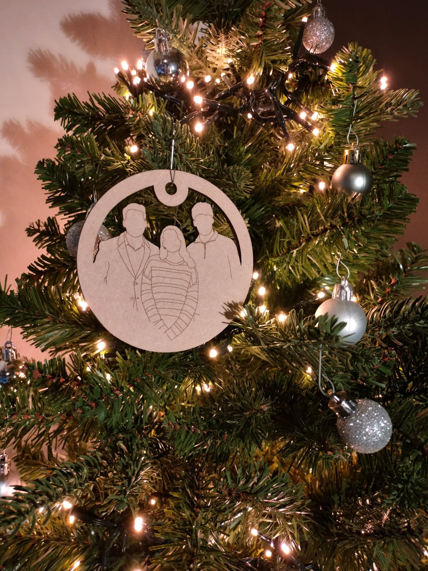 Kerstboom met gepersonaliseerde kerstbal
