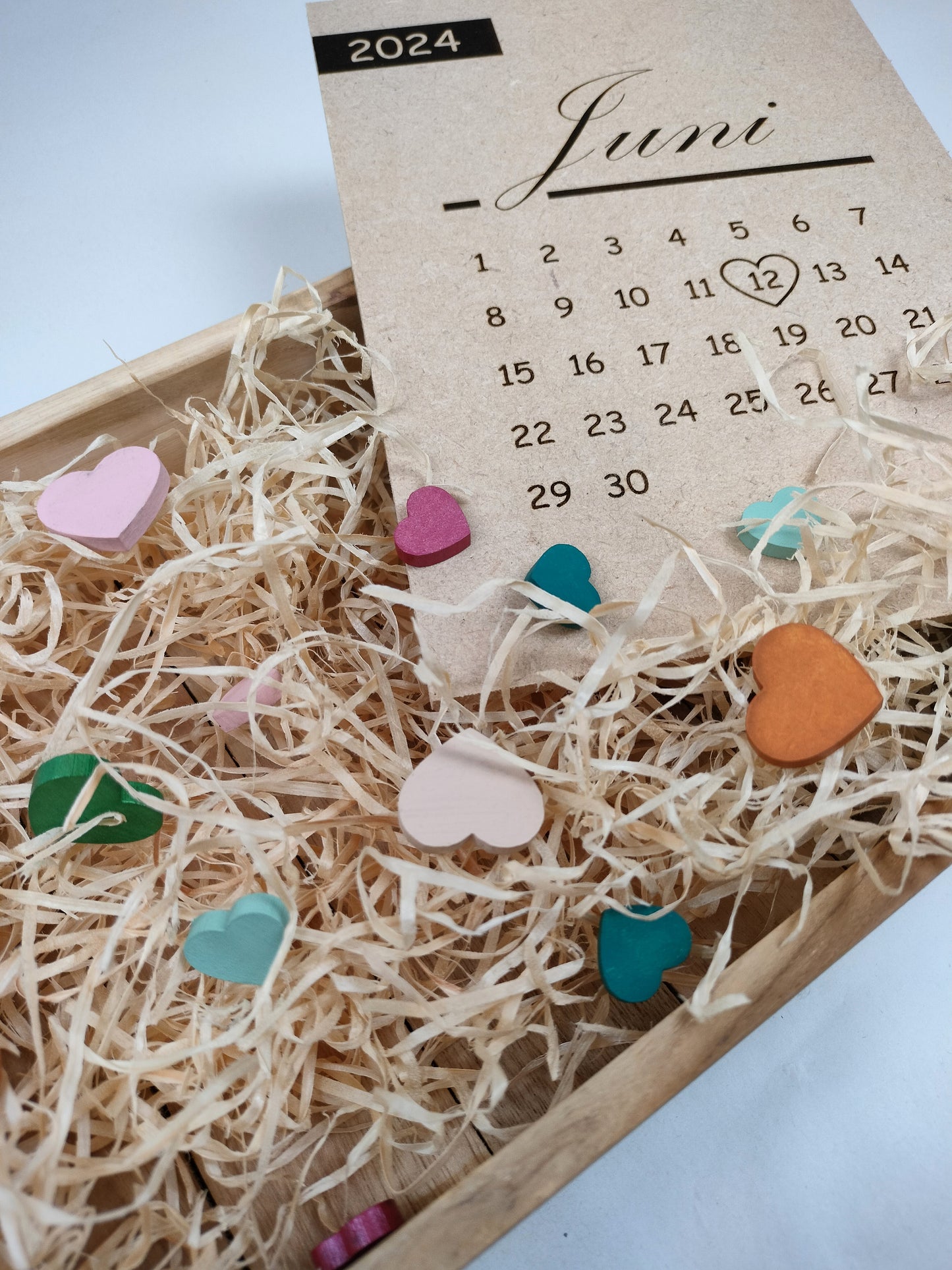Kondig de geboorte van jouw baby aan met een geboortekaartje in hout waarop de voorspelde maand en dag is aangeduid.
