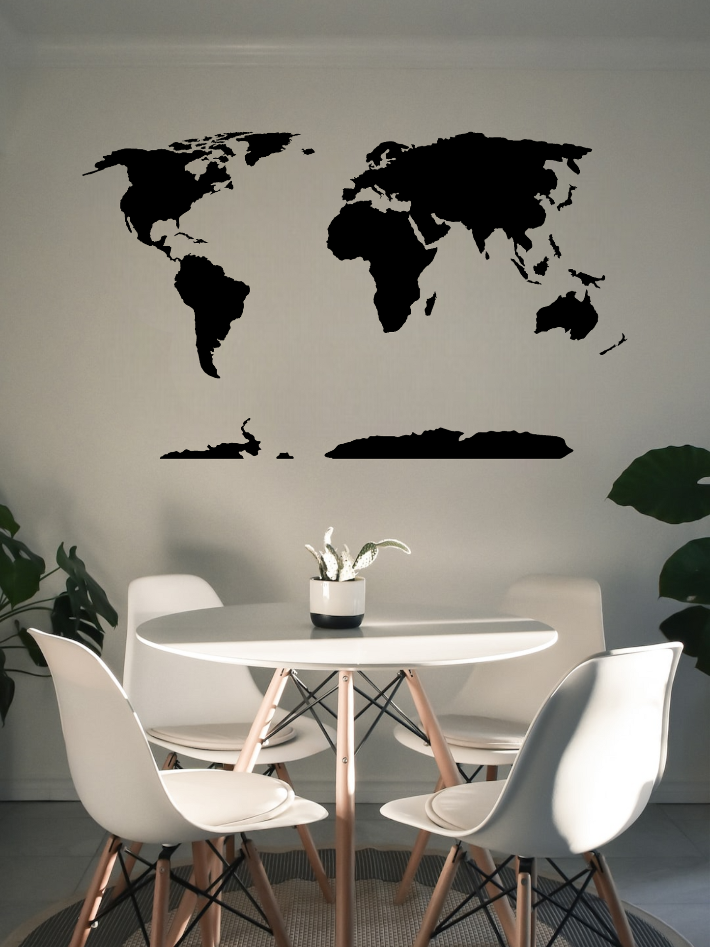 Een houten wereldkaart in het zwart in jouw kamer als wanddecoratie