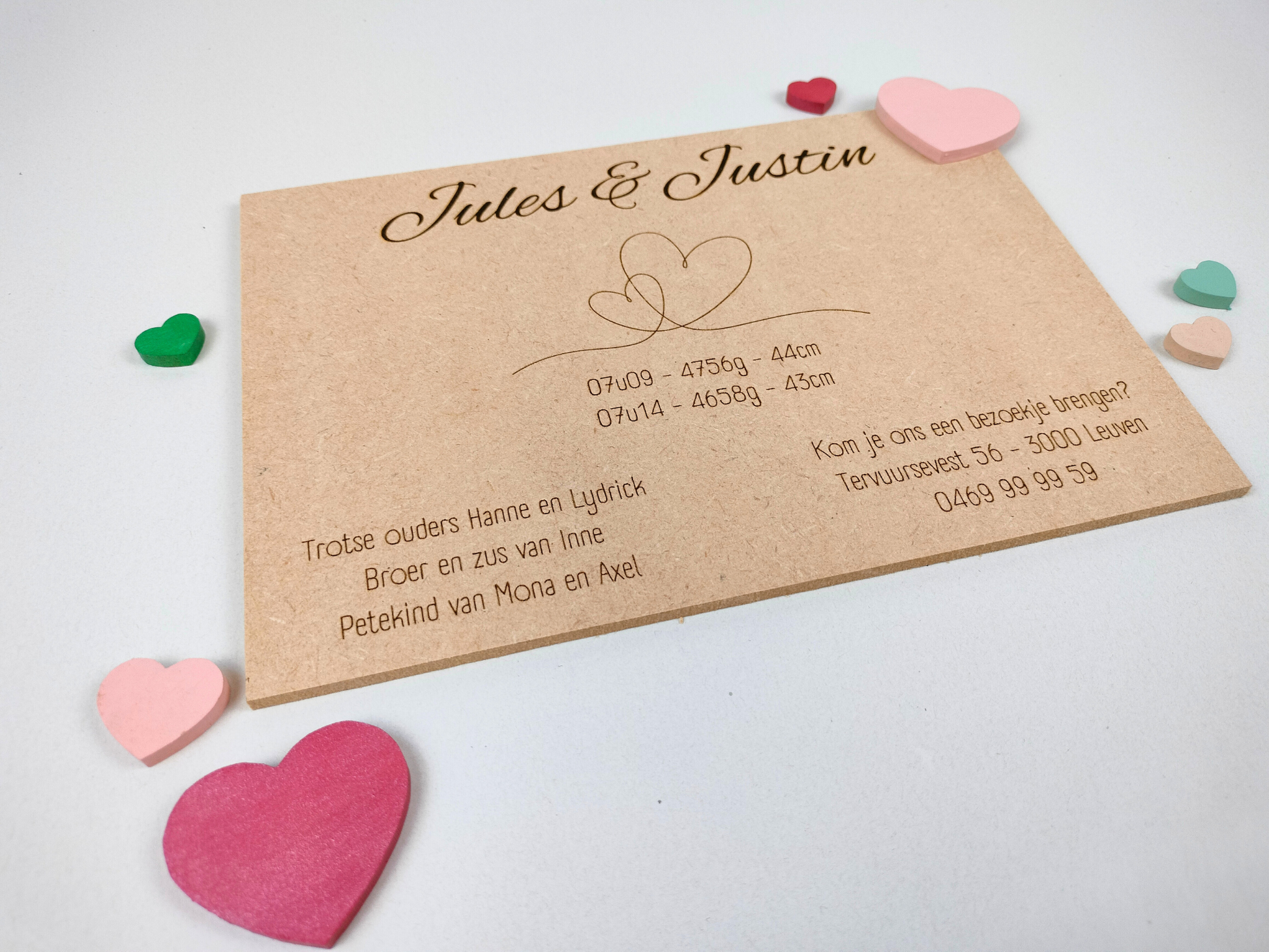 Vier de geboorte van jouw kind met een uniek geboortekaartje in hout. Bijvoorbeeld met het ontwerp Jules en Justin.