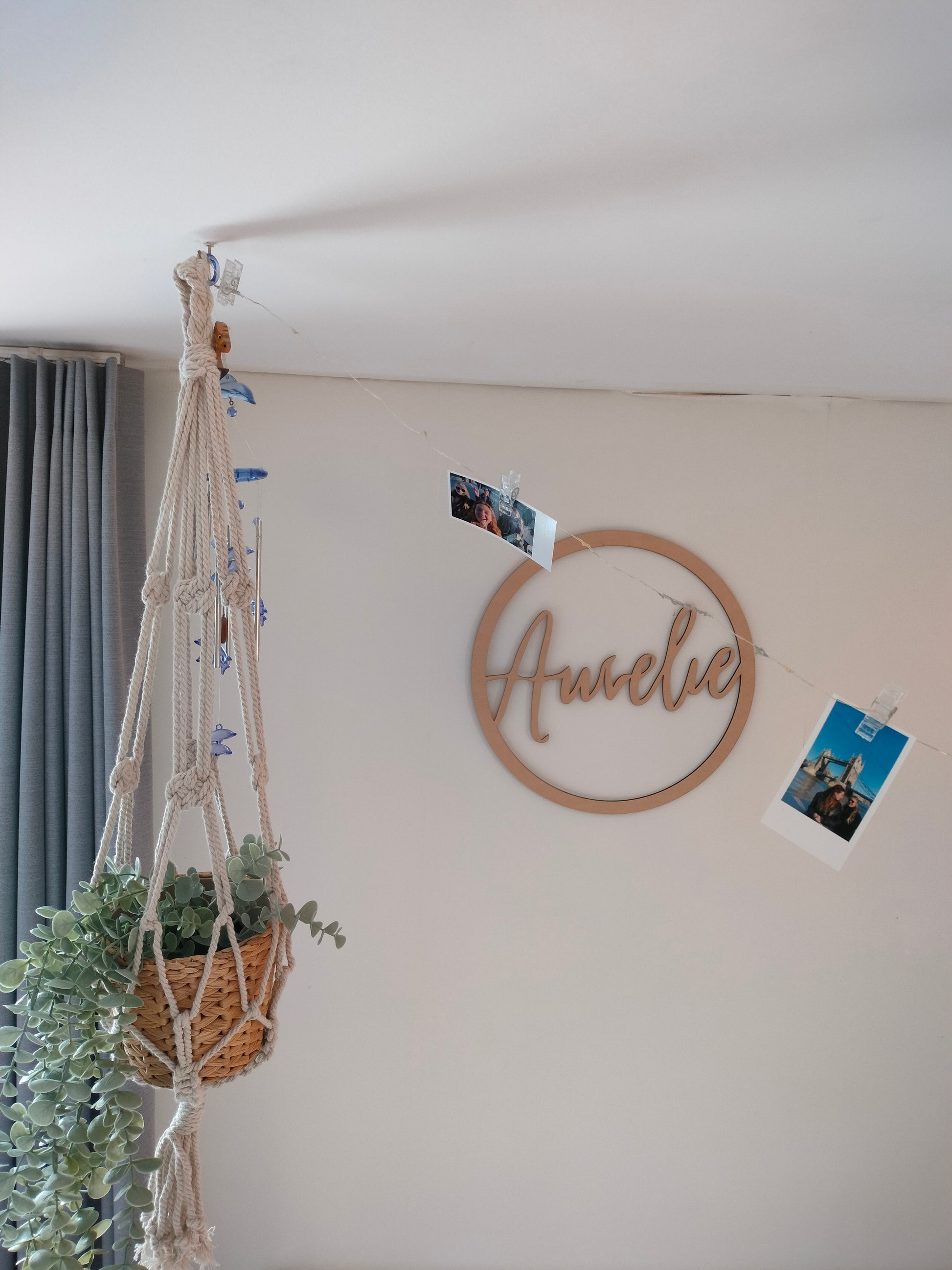 Houten naamkader Amelie aan een muur